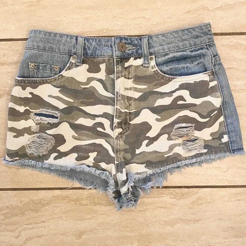 BDG Urban Outfitters Sz 6 /28 High Rise Dree Cheeky Distressed Camo Shorts Denim